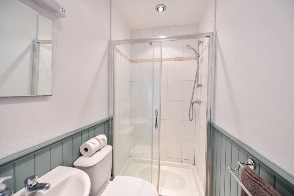 3 Bedroom Townhouse Right On The Harbour Isle of Whithorn Ngoại thất bức ảnh